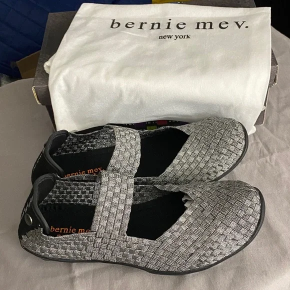NEW IN BOX BERNIE MEV. CUDDLY WO SIZE 11***(EU 42) Wom Black Gray Woven Flats - Picture 8 of 12